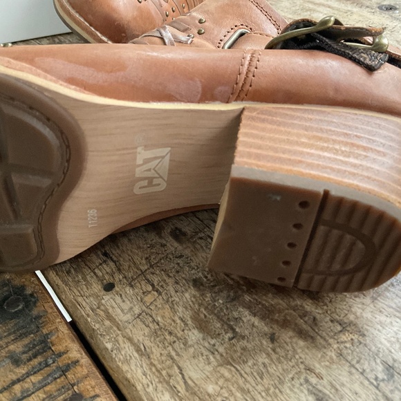 Catepillar CAT tan leather boots 8. - Picture 14 of 14